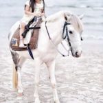 น้องมะลิ ติดใจขี่ม้าริมหาดหัวหิน ชวน แม่โบว์ มาดักรอจนตะวันตกดิน