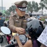 ผบก.ภ.จว.ชลบุรี แจกหมวกกันน็อก แทนค่าปรับ หวังสร้างจิตสำนึก ใส่ใจความปลอดภัย