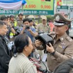 ผบก.ภ.จว.ชลบุรี แจกหมวกกันน็อก แทนค่าปรับ หวังสร้างจิตสำนึก ใส่ใจความปลอดภัย