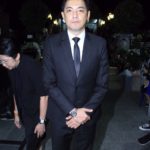 อ้อม ร่ำไห้โฮ! สวมกอด พี่เบิร์ด ธงไชย กลางงานศพ เปี๊ยก พิศาล