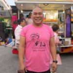 โหน่ง ชะชะช่า ทำบะหมี่แจกคนร่วมงาน มอส-เต๋า ร่วมไว้อาลัย เพื่อนพ้องแน่นวัด