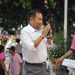 โหน่ง ชะชะช่า ทำบะหมี่แจกคนร่วมงาน มอส-เต๋า ร่วมไว้อาลัย เพื่อนพ้องแน่นวัด