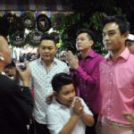 โหน่ง ชะชะช่า ทำบะหมี่แจกคนร่วมงาน มอส-เต๋า ร่วมไว้อาลัย เพื่อนพ้องแน่นวัด
