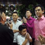 โหน่ง ชะชะช่า ทำบะหมี่แจกคนร่วมงาน มอส-เต๋า ร่วมไว้อาลัย เพื่อนพ้องแน่นวัด