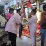 โหน่ง ชะชะช่า ทำบะหมี่แจกคนร่วมงาน มอส-เต๋า ร่วมไว้อาลัย เพื่อนพ้องแน่นวัด