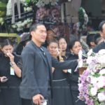 ประมวลภาพคนบันเทิง ร่วมส่ง พ่อดม ชวนชื่น ครั้งสุดท้าย ลูกหลานปล่อยโฮ