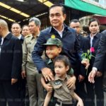 "บิ๊กตู่" เดินตลาดพระประแดง อยากรู้เศรษฐกิจไม่ดียังไง เจอปูถูกมัด ถามว่าตายยัง 