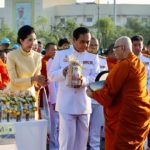 นายกฯ นำทำบุญตักบาตร วันพ่อแห่งชาติ เปิดนิทรรศการพระบิดาแห่งศาสตร์ 9 แขนง