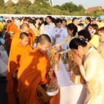 นายกฯ นำทำบุญตักบาตร วันพ่อแห่งชาติ เปิดนิทรรศการพระบิดาแห่งศาสตร์ 9 แขนง