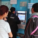 งงเลย! ชาวบ้านกดเงินบัตรคนจน ตามกำหนด กดไม่ออก ยืนอยู่เกือบชั่วโมง (คลิป)