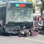 คนร้ายพกมีดจี้รถบัสคลั่งชน หนีตำรวจ จีนตายเจ็บเกลื่อนถนน