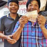 ขับรถหาซื้อเลขที่บ้าน พ่อค้าชีวิตพลิก ถูกหวย 18 ล้าน กลายเป็นเศรษฐีชั่วข้ามคืน