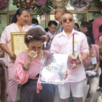 ลูกหลาน 15 คน พร้อมใจบวชให้ พ่อดม เคลื่อนศพขึ้นเมรุลอย 5 ยอด เผาเย็นนี้