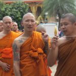 ลูกหลาน 15 คน พร้อมใจบวชให้ พ่อดม เคลื่อนศพขึ้นเมรุลอย 5 ยอด เผาเย็นนี้