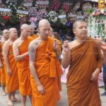 ลูกหลาน 15 คน พร้อมใจบวชให้ พ่อดม เคลื่อนศพขึ้นเมรุลอย 5 ยอด เผาเย็นนี้