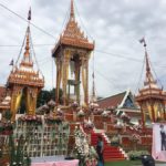 ลูกหลาน 15 คน พร้อมใจบวชให้ พ่อดม เคลื่อนศพขึ้นเมรุลอย 5 ยอด เผาเย็นนี้