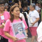ลูกหลาน 15 คน พร้อมใจบวชให้ พ่อดม เคลื่อนศพขึ้นเมรุลอย 5 ยอด เผาเย็นนี้