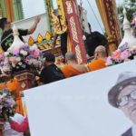 ลูกหลาน 15 คน พร้อมใจบวชให้ พ่อดม เคลื่อนศพขึ้นเมรุลอย 5 ยอด เผาเย็นนี้