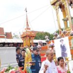 ลูกหลาน 15 คน พร้อมใจบวชให้ พ่อดม เคลื่อนศพขึ้นเมรุลอย 5 ยอด เผาเย็นนี้