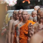 ลูกหลาน 15 คน พร้อมใจบวชให้ พ่อดม เคลื่อนศพขึ้นเมรุลอย 5 ยอด เผาเย็นนี้