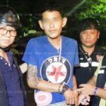 หนุ่มซุกไอซ์ แสดงไม่เนียน เห็นตร.มีพิรุธ สุดท้ายไม่รอด ค้นเจอเต็มกางเกง
