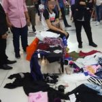 เลือกแบบแนบเนียน! โจรสาวสุดชิล ขโมยเสื้อผ้าห้างดัง  ประชิดหลังแม่ค้า ยังไม่รู้ตัว (คลิป)