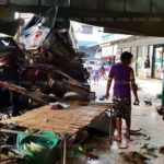 โชเฟอร์ 18 ล้อ หลับในพุ่งชนตลาดพังยับ หนีตายจ้าละหวั่น ถูกทับดับ 1 ศพ รถพังเพียบ !! 