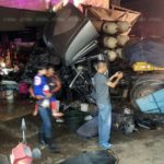 โชเฟอร์ 18 ล้อ หลับในพุ่งชนตลาดพังยับ หนีตายจ้าละหวั่น ถูกทับดับ 1 ศพ รถพังเพียบ !! 