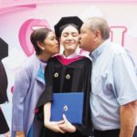 ‘ใหม่’สานฝันคว้าใบปริญญา-7ปีที่รอคอยแฟนคลับเซอร์ไพรส์-ปลื้ม‘เต๋อ’ร่วมยินดี! : สดบันเทิง