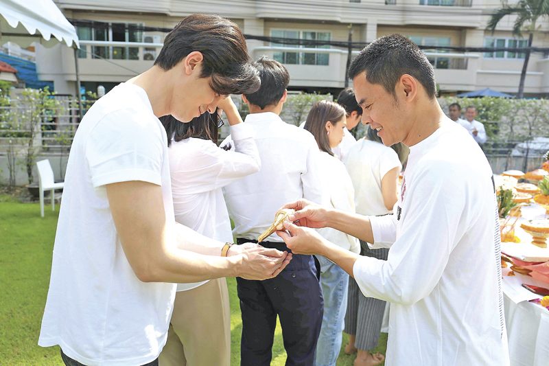 ‘ย้ง’นำทีมบวงสรวง‘My Ambulance’ 
