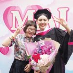 ‘ใหม่’สานฝันคว้าใบปริญญา-7ปีที่รอคอยแฟนคลับเซอร์ไพรส์-ปลื้ม‘เต๋อ’ร่วมยินดี! : สดบันเทิง