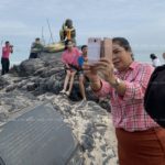 แห่รับขวัญนางเงือกทอง หาดสมิหลา หลังถูกบึ้มหางขาด อบจ.ยันจัดเคานต์ดาวน์แน่