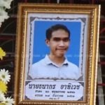 ตร.ยิงสกัดเก๋งแหกด่าน กระสุนเจาะอก ชนต้นไม้ดับ 2 ศพ พ่อลั่นดำเนินคดีถึงที่สุด