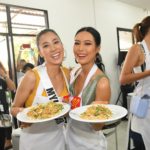 มิสยูนิเวิร์ส เริงร่า เรียนทำผัดไท-ปล่อยปูทะเล (ภาพชุดงามๆ)