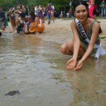 มิสยูนิเวิร์ส เริงร่า เรียนทำผัดไท-ปล่อยปูทะเล (ภาพชุดงามๆ)