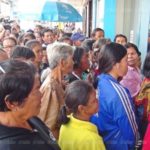 โกลาหล! ชาวบ้านรอแก้ไขรหัส "บัตรคนจน" แน่นธนาคาร หลังกดเงิน 500 ไม่ได้