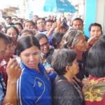 โกลาหล! ชาวบ้านรอแก้ไขรหัส "บัตรคนจน" แน่นธนาคาร หลังกดเงิน 500 ไม่ได้