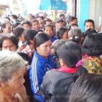 โกลาหล! ชาวบ้านรอแก้ไขรหัส "บัตรคนจน" แน่นธนาคาร หลังกดเงิน 500 ไม่ได้