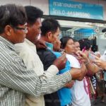 โกลาหล! ชาวบ้านรอแก้ไขรหัส "บัตรคนจน" แน่นธนาคาร หลังกดเงิน 500 ไม่ได้
