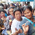 โกลาหล! ชาวบ้านรอแก้ไขรหัส "บัตรคนจน" แน่นธนาคาร หลังกดเงิน 500 ไม่ได้