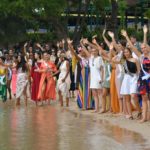 มิสยูนิเวิร์ส เริงร่า เรียนทำผัดไท-ปล่อยปูทะเล (ภาพชุดงามๆ)