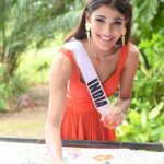 มิสยูนิเวิร์ส เริงร่า เรียนทำผัดไท-ปล่อยปูทะเล (ภาพชุดงามๆ)