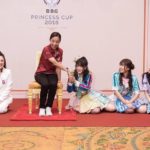 นาทีสุดประทับใจ พระองค์ภาฯ ยื่นพระหัตถ์ ให้สมาชิก BNK48 ตรัสขำ ไม่คิดเงิน