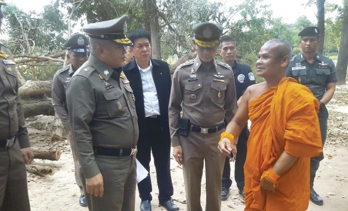 นาทีจับตายคาวัดสุรินทร์ มอดไม้บุกตัดพะยูงยักษ์ เหิมงัดอาวุธปะทะจนท. : สดจากสนามข่าว