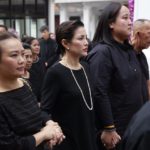 ‘อ้อม’สุดกลั้น ร่ำไห้ส่ง พ่อเปี๊ยก พิศาล คนบันเทิงร่วมอาลัย (ภาพชุด)