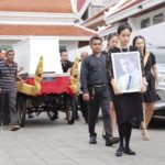 ‘อ้อม’สุดกลั้น ร่ำไห้ส่ง พ่อเปี๊ยก พิศาล คนบันเทิงร่วมอาลัย (ภาพชุด)