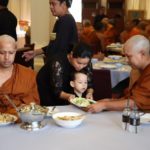 ‘อ้อม’สุดกลั้น ร่ำไห้ส่ง พ่อเปี๊ยก พิศาล คนบันเทิงร่วมอาลัย (ภาพชุด)