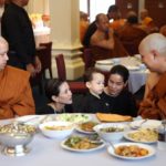 ‘อ้อม’สุดกลั้น ร่ำไห้ส่ง พ่อเปี๊ยก พิศาล คนบันเทิงร่วมอาลัย (ภาพชุด)