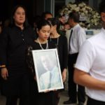 ‘อ้อม’สุดกลั้น ร่ำไห้ส่ง พ่อเปี๊ยก พิศาล คนบันเทิงร่วมอาลัย (ภาพชุด)