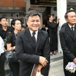 ‘อ้อม’สุดกลั้น ร่ำไห้ส่ง พ่อเปี๊ยก พิศาล คนบันเทิงร่วมอาลัย (ภาพชุด)